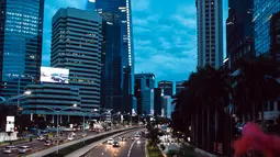 Kondisi lalu lintas di Jalan Jenderal Sudirman, Jakarta, Selasa (29/12/2020). Ruas jalan di Jakarta yang ditutup pada malam Tahun Baru di antaranya Jalan Jenderal Sudirman dan Jalan MH Thamrin. (Liputan6.com/Faizal Fanani)