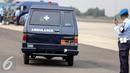 Mobil ambulans dipersiapkan untuk menerima jenazah korban jatuhnya Pesawat TNI AU Hercules C-130 yang akan tiba di Lanud Halim, Jakarta, Rabu (1/7/2015). Peristiwa nahas tersebut merenggut sekitar 122 korban jiwa. (Liputan6.com/Faizal Fanani)