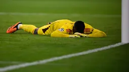 Kiper Manchester United, Andre Onana berbaring di lapangan setelah kebobolan gol pertama melalui tendangan gelandang Bayern Munchen, Leroy Sane pada laga matchday pertama Grup A Liga Champions 2023/2024 di Allianz Arena, Munich, Kamis (21/9/2023) dini hari WIB. (AFP/Tobias Schwarz)
