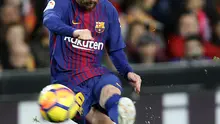 Pemain Barcelona, Lionel Messi berusaha mengontrol bola selama pada lanjutan La Liga Primera Division kontra Valencia di Stadion Mestalla, Minggu (26/11). Valencia memaksa Barcelona meraih hasil imbang 1-1.  (AP/Alberto Saiz)