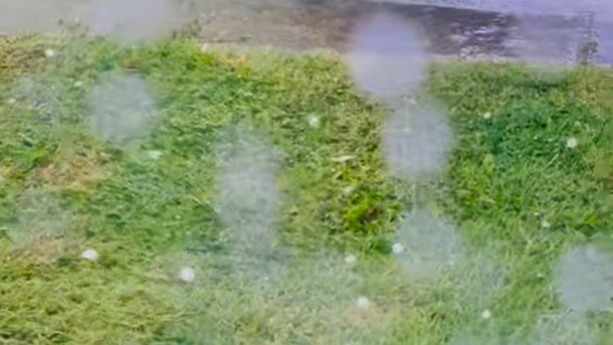 Hujan Es Berdiameter 2 Cm Melanda Malaysia, Netizen: Mungkin Kita Butuh Pakaian Musim Dingin