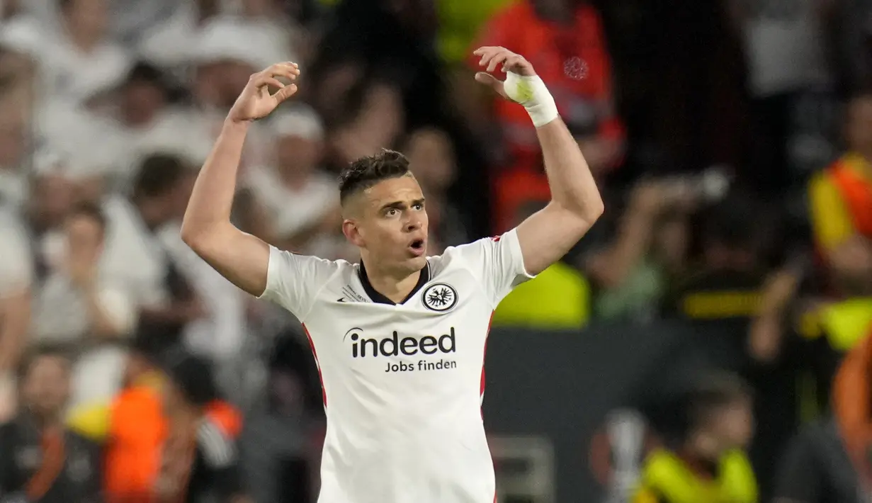 Penyerang Frankfurt, Rafael Santos Borre melakukan selebrasi usai mencetak gol ke gawang Rangers pada pertandingan final Liga Europa di stadion Ramon Sanchez Pizjuan di Seville, Spanyol, Kamis (19/5/2022). Frankfurt mengalahkan Rangers 5-4 dalam adu penalti setelah pertandingan pertandingan berakhir imbang 1-1. (AP Photo/Manu Fernandez)
