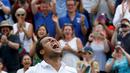 Petenis Prancis, Jo-Wilfried Tsonga, merayakan kemenangan atas petenis AS, John Isner, dalam turnamen tenis Wimbledon di All England Lawn Tennis & Croquet Club, Wimbledon, (3/7/2016). (Reuters/Paul Childs)