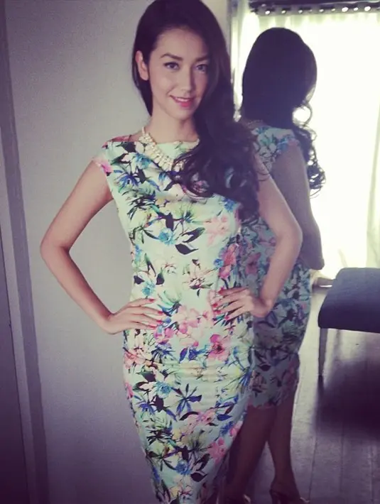 Midi dress bermotif bunga-bunga yang dipakai Velove ini sangat pas banget. Bentuk tubuhnya jadi semakin terlihat indah dan pastinya kian memesona. (Instagram/vaelovexia)