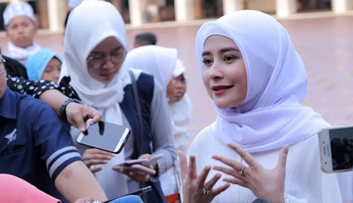 Prilly pun enggan membeberkan secara detil besaran dana yang ia siapkan untuk hal tersebut. "Mungkin untuk zakatnya ya, kalau THR ya beda lagi," tandas Prilly Latuconsina. (Deki Prayoga/Bintang.com)