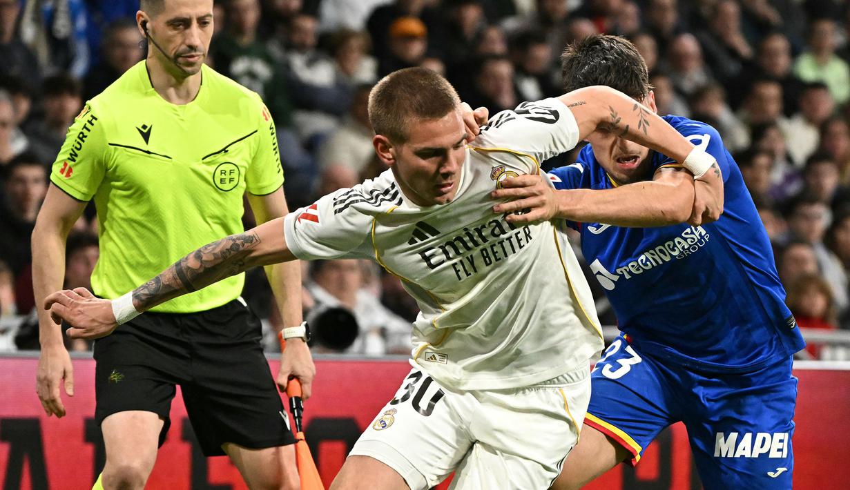 Laga tersebut juga diwarnai kartu merah dari kedua tim. Franco Mastantuono dan Adrian Liso mendapatkan kartu merah dari wasit, sehingga laga ini berakhir dengan 10 pemain lawan 10 pemain. (AFP/Javier Soriano)