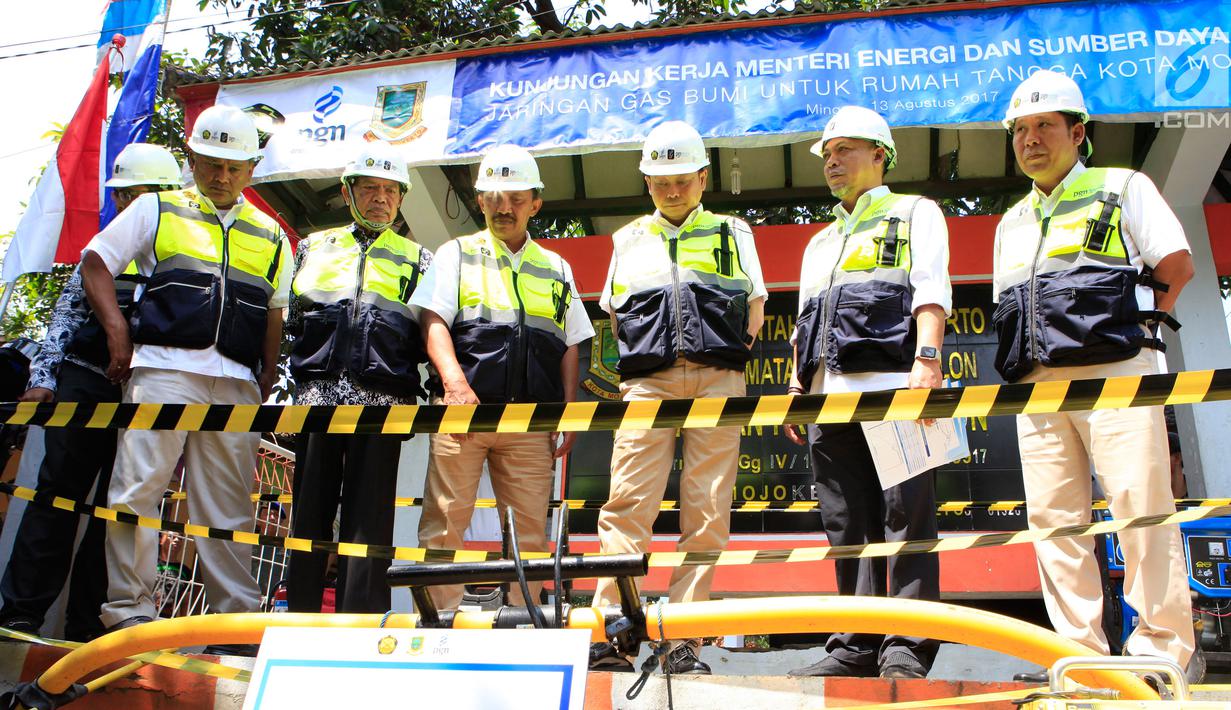 Menteri ESDM Ignasius Jonan dan Dirut PT PGN Jobi Triananda Hasjim saat melihat jaringan gas bumi rumah tangga di Kecamatan Prajurit Kulon, Mojokerto, Jawa Timur (13/8). PGN memperluas 5.000 sambungan jaringan gas di wilayah Mojokerto.(Liputan6.com/Pool)