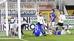Pemain Spezia, Claudio Terzi, mencetak gol ke gawang Sampdoria pada laga Liga Italia di Stadion Stadio Alberto Picco, Senin (11/1/2021). Spezia menang dengan skor 2-1. (Tano Pecoraro/LaPresse via AP)