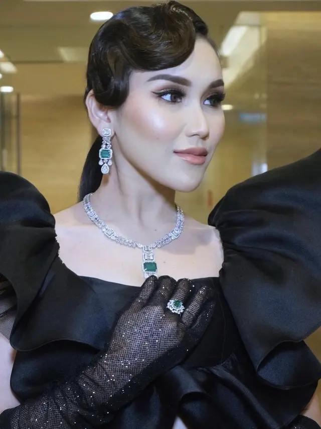 Ayu Ting Ting kenakan busana serba hitam yang serasi dengan Ivan Gunawan, credit: @ayutingting92