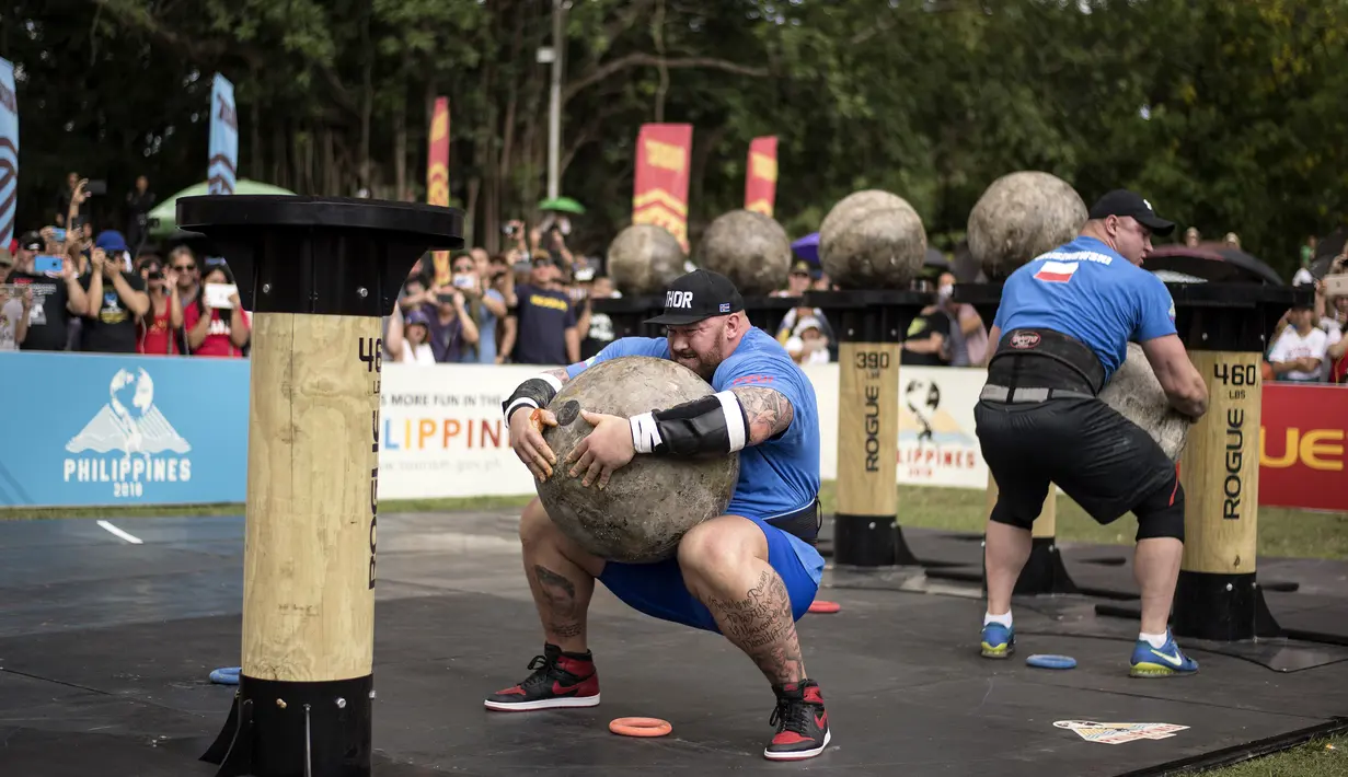 Hafthor Julius Bjornsson dari Islandia mengangkat batu pada kompetisi pria terkuat di dunia atau World’s Strongest Man di Manila, 5 Mei 2018. Para peserta harus mengikuti 6 tantangan untuk menyandang gelar manusia terkuat di planet bumi. (NOEL CELIS/AFP)