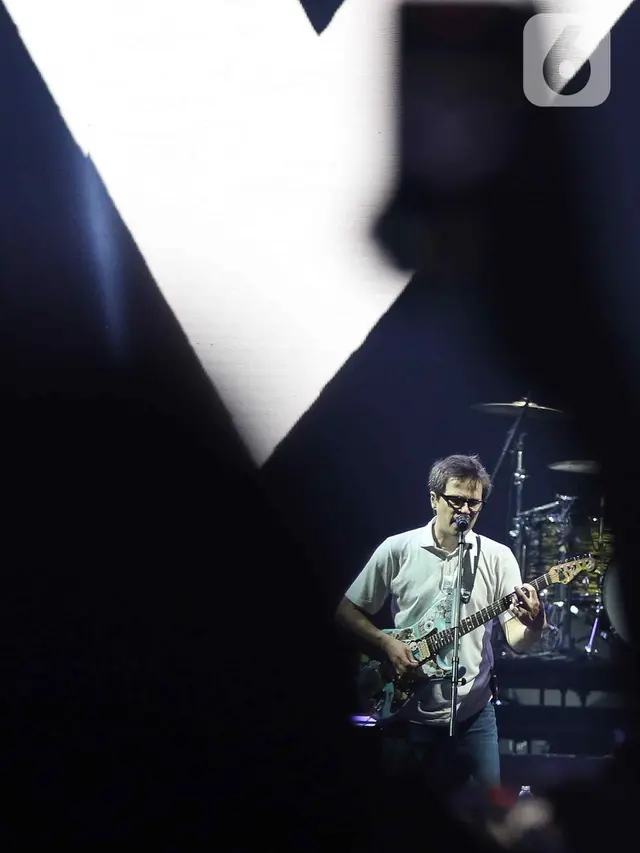Aksi Panggung Weezer Bawakan Lagu Anak Sekolah di Soundrenaline 2022
