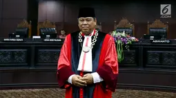 Hakim Konstitusi Arief Hidayat saat akan diambil sumpahnya sebagai Ketua Mahkamah Konstitusi periode 2017 - 2020 di Gedung MK, Jakarta, Jumat (14/7). Arief Hidayat terpilih secara aklamasi melalui musyawarah mufakat. (Liputan6.com/Johan Tallo)