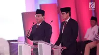 Capres-cawapres nomor urut 02 Prabowo Subianto (kiri) dan Sandiaga Uno saat memaparkan visi misi dalam debat Pilpres 2019, Jakarta, Kamis (17/1). (Liputan6.com/Faizal Fanani)
