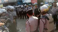 Polisi berjaga di lokasi gusuran Dadap Tangerang (Pramita Tristiawati/Liputan6.com)