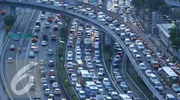 Kondisi Tol Dalam Kota arah Tol Cikampek menjelang libur panjang yang jatuh pada tanggal 5 dan 6 Mei, Jakarta, Rabu (4/5). Ribuan kendaraan terjebak macet di Kawasan Gatot Subroto. Foto diambil sekitar pukul 5 sore. (Liputan6.com/Gempur M Surya)