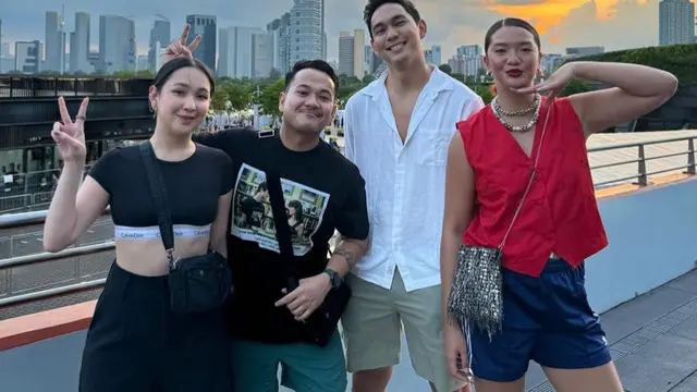 Gaya Selebritis Tanah Air Menyaksikan Konser Bruno Mars di Singapura.