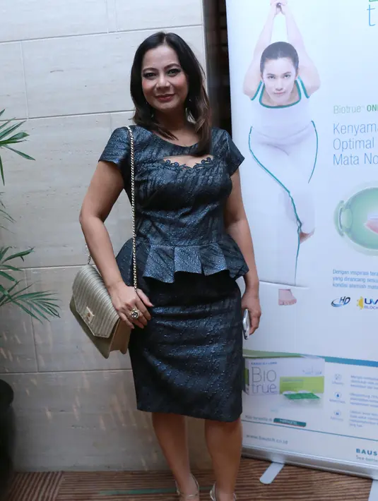 Di usianya kini Memes mengaku lebih memilih menyanyi dibandingkan untuk terjun kembali ke dunia modeling. "Nggak deh, nyanyi aja. Jadi model, berat badan udah berisi begini kan," kata pelantun ‘Payung Fantasi’ ini. (Galih W. Satria/Bintang.com)