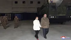 Foto yang dirilis pada 19 November 2022 ini menunjukkan pemimpin Korea Utara Kim Jong-un (kanan) dan putrinya memeriksa rudal di Bandara Internasional Pyongyang di Pyongyang, Jumat (18/11/2022). Korea Utara telah menampilkan putri yang kurang dikenal dari pemimpin negeri, Kim Jong-un di lokasi peluncuran rudal. (Korean Central News Agency/Korea News Service via AP)