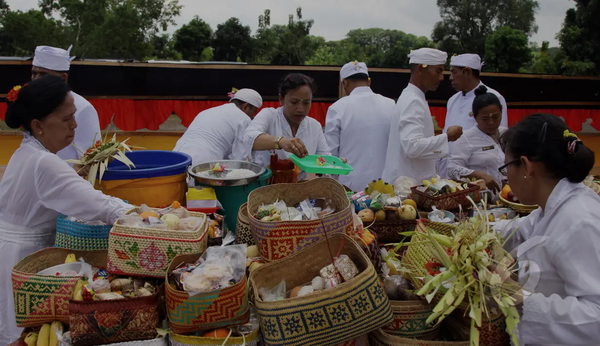 Sejumlah umat Hindu menyiapkan aneka sesaji untuk melakukan prosesi penyucian dalam upacara Tawur Agung di Serang, Banten, Jumat (20/3/2015). Upacara tersebut dalam rangka menyambut Hari Raya Nyepi Tahun Baru Saka 1937. (Liputan6.com/Andrian M Tunay)