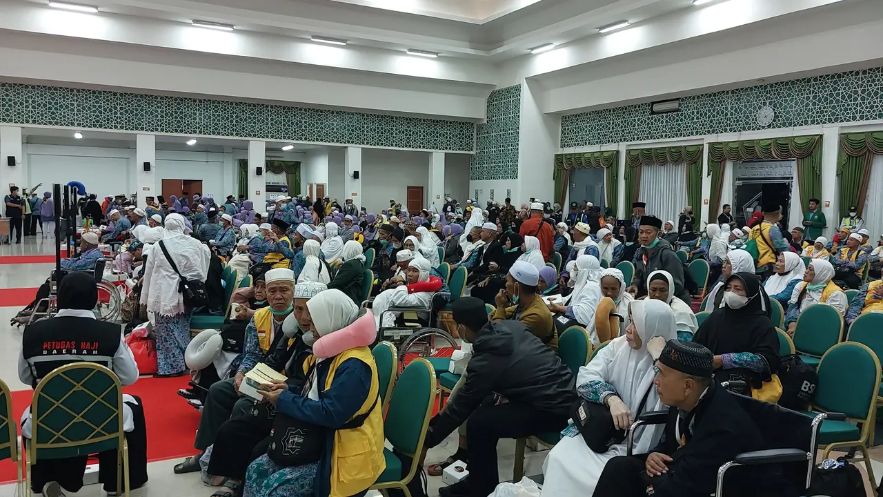 297 jemaah haji dari kelompok terbang (kloter) 8 Balikpapan resmi mendarat di Bandara Internasional Sultan Aji Muhammad Sulaiman Sepinggan.