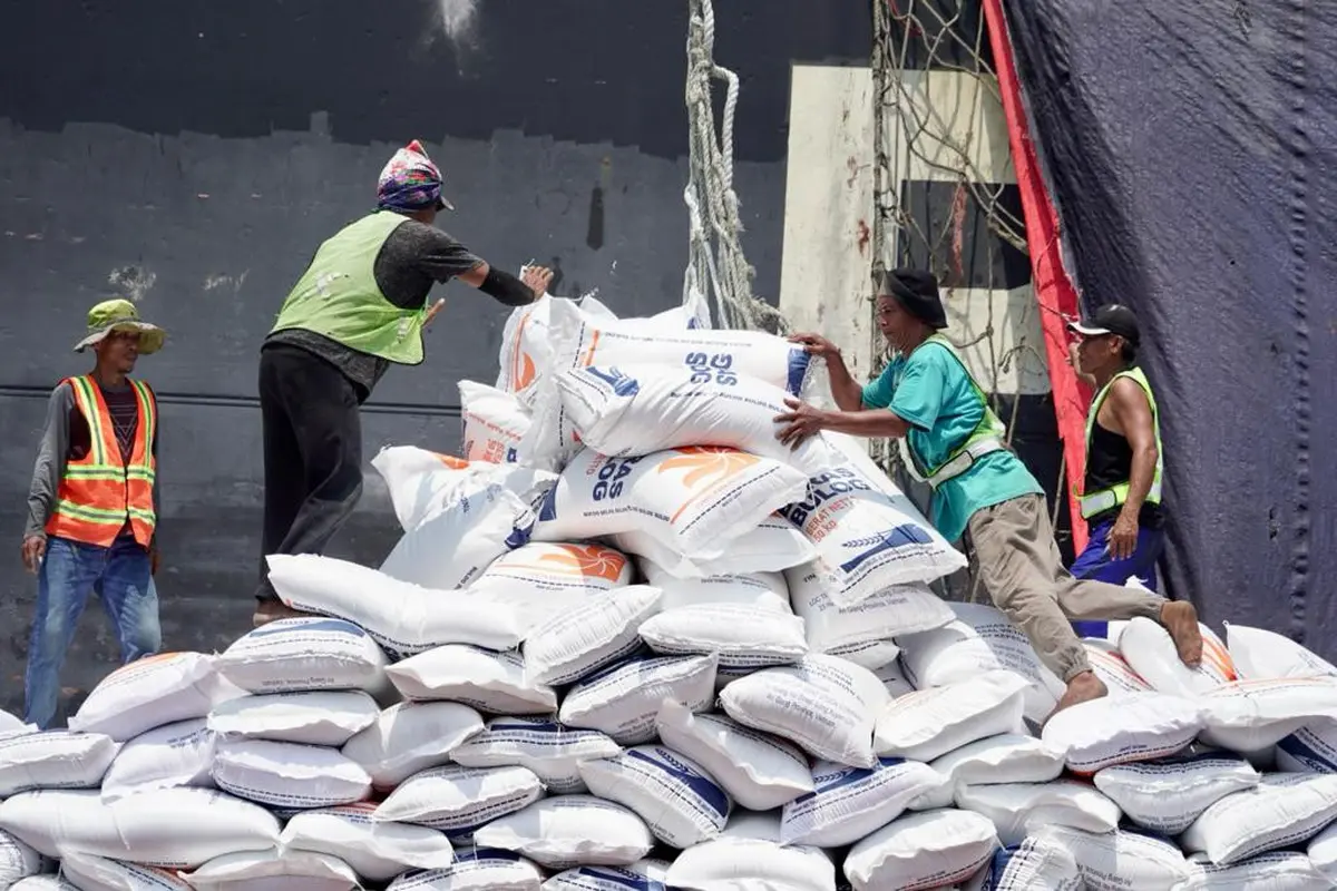 Proses bongkar muat beras impor dari Vietnam yang akan digunakan untuk pemenuhan stok Cadangan Beras Pemerintah (CBP). (Dok Bapanas)