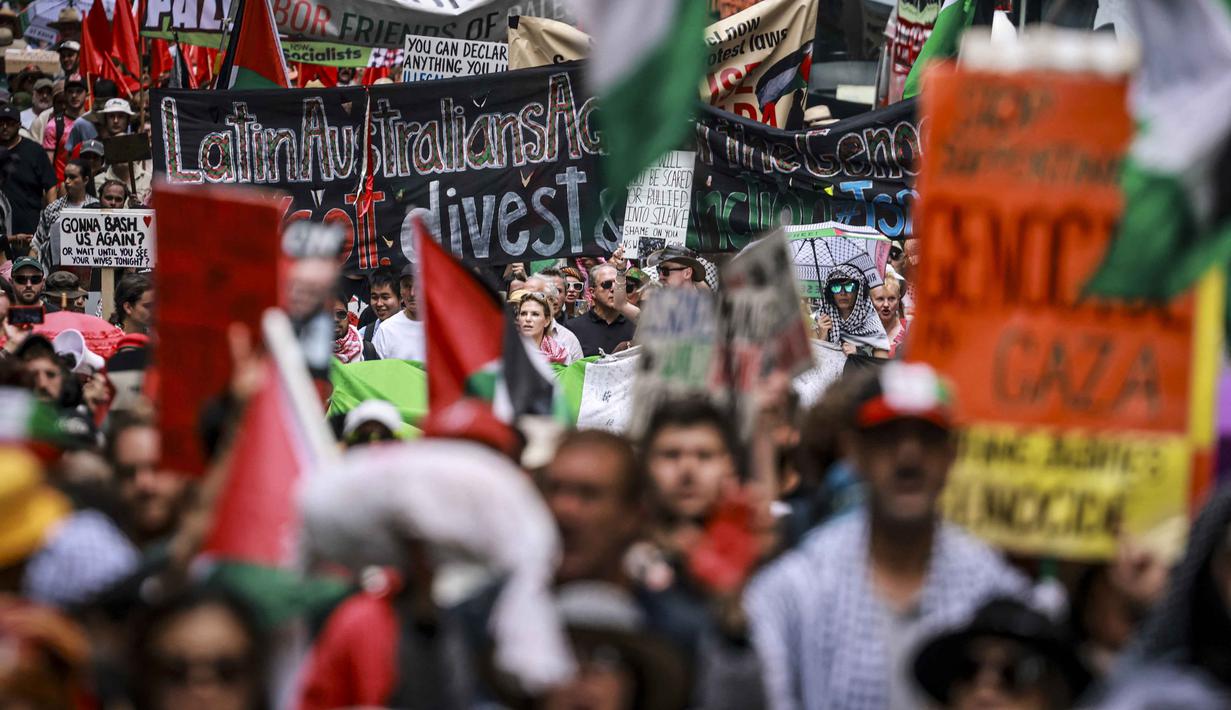 Studi yang dilakukan terhadap sekitar 2.000 rumah tangga di berbagai wilayah Gaza sejak 30 Desember 2024 juga memperkirakan terdapat sekitar 16.300 kematian tidak langsung dalam periode yang sama. Tampak dalam foto, Para demonstran pro-Palestina membawa bendera, spanduk, dan plakat saat mereka berbaris berunjuk rasa di jalanan kota Sydney, Australia, Minggu 22 Februari 2026. (DAVID GRAY/AFP)