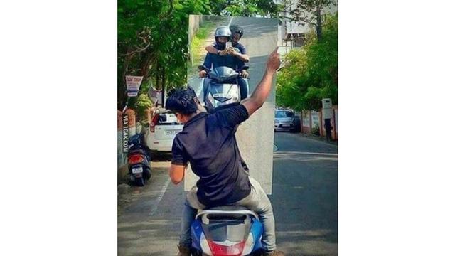 6 Kelakuan Bapak-Bapak saat Dibonceng di Motor Ini Kocak