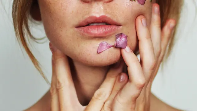 Udara Dingin Bikin Tangan Kering, Atasi dengan Masker Tangan Alami Ini
