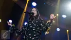Penyanyi asal Inggris Dua Lipa saat menjadi bintang tamu acara SCTV Music Awards 2017 di Studio 6 EMTEK, Jakarta, Selasa (16/5). Dua Lipa adalah penyanyi, penulis lagu dan model berkebangsaan Inggris keturunan Albania. (Liputan6.com/Gempur M Surya)