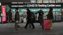 Penumpang yang tiba dari China melewati pusat pengujian COVID-19 di Bandara Internasional Incheon di Incheon, Selasa (10/1/2023). China menangguhkan visa pada Selasa bagi warga Korea Selatan yang datang ke negara itu untuk pariwisata atau bisnis sebagai pembalasan yang nyata untuk persyaratan pengujian COVID-19 pada pelancong China. (AP Photo/Ahn Young-joon)