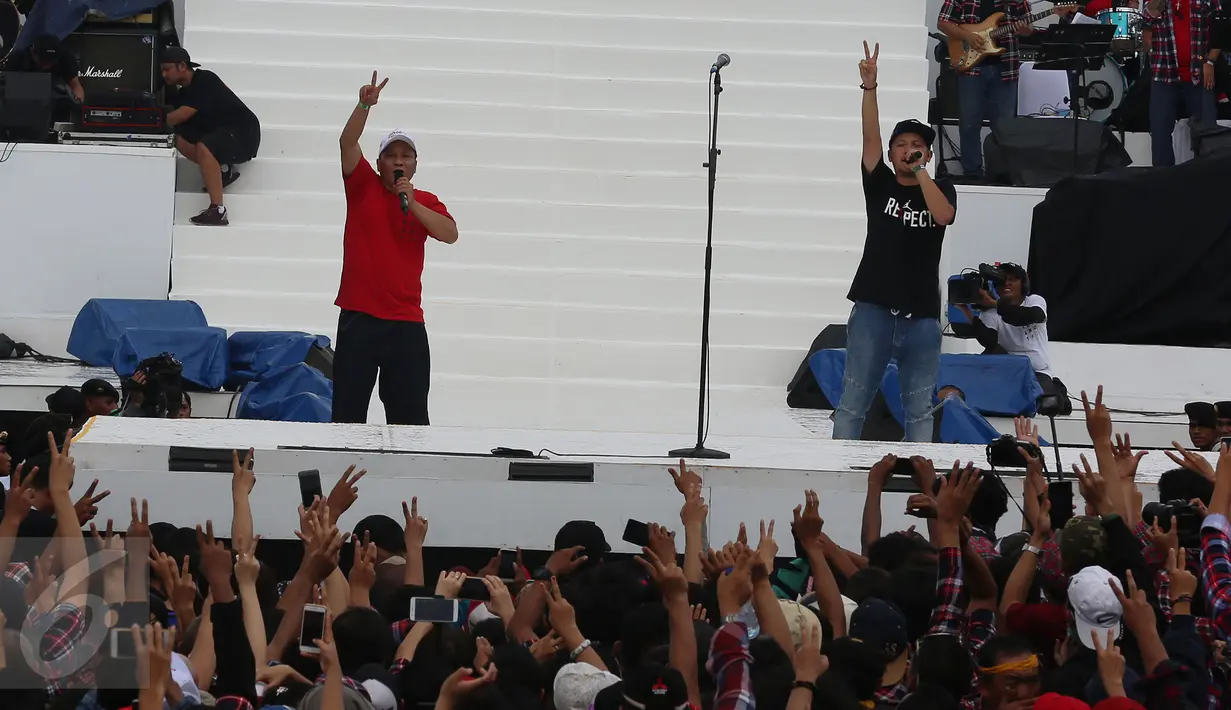 Penyanyi Iwa- K dan Gading Martin saat menghibur para pendukung Ahok - Djarot pada konser gue 2 di Jakarta, Sabtu (4/2). Sejumlah artis meramaikan konser gue 2 untuk mendukung pasangan calon nomer 2 Ahok - Djarot. (Liputan6.com/Johan Tallo)