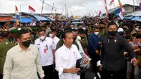 Presiden Joko Widodo atau Jokowi melakukan kunjungan kerja ke Kepulauan Tanimbar, Makuku,&nbsp; Jumat (2/9/2022). (Foto:Liputan6/Lizsa Egeham)