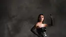 Sedangkan di pemotretan lainnya, Amanda Manopo berhasil memancarkan aura magis dalam balutan strapless dress hitam. [Foto: Instagram/winstongomez]