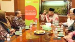 President Director & CEO Indosat Ooredoo Chris Kanter berbincang dengan Ketum PBNU KH Said Aqil Siroj di Jakarta, Jumat (28/12). Indosat Ooredoo memiliki dua pilar program CSR itu yaitu Pendidikan & Pengembangan Komunitas. (Liputan6.com/HO/Eko)