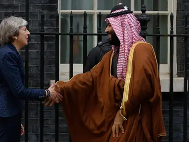 Perdana Menteri Inggris, Theresa May menyambut Putra Mahkota Arab Saudi, Pangeran Mohammed bin Salman di 10 Downing Street, London, Rabu (7/3). Kunjungan Putra Mahkota Saudi itu merupakan rangkaian tur luar negeri yang pertama kali. (AP /Alastair Grant)