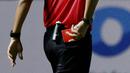 Wasit asal Jawa Barat ini tampak mengeluarkan kartu merah dari saku celana nya. (Bola.com/M Iqbal Ichsan)