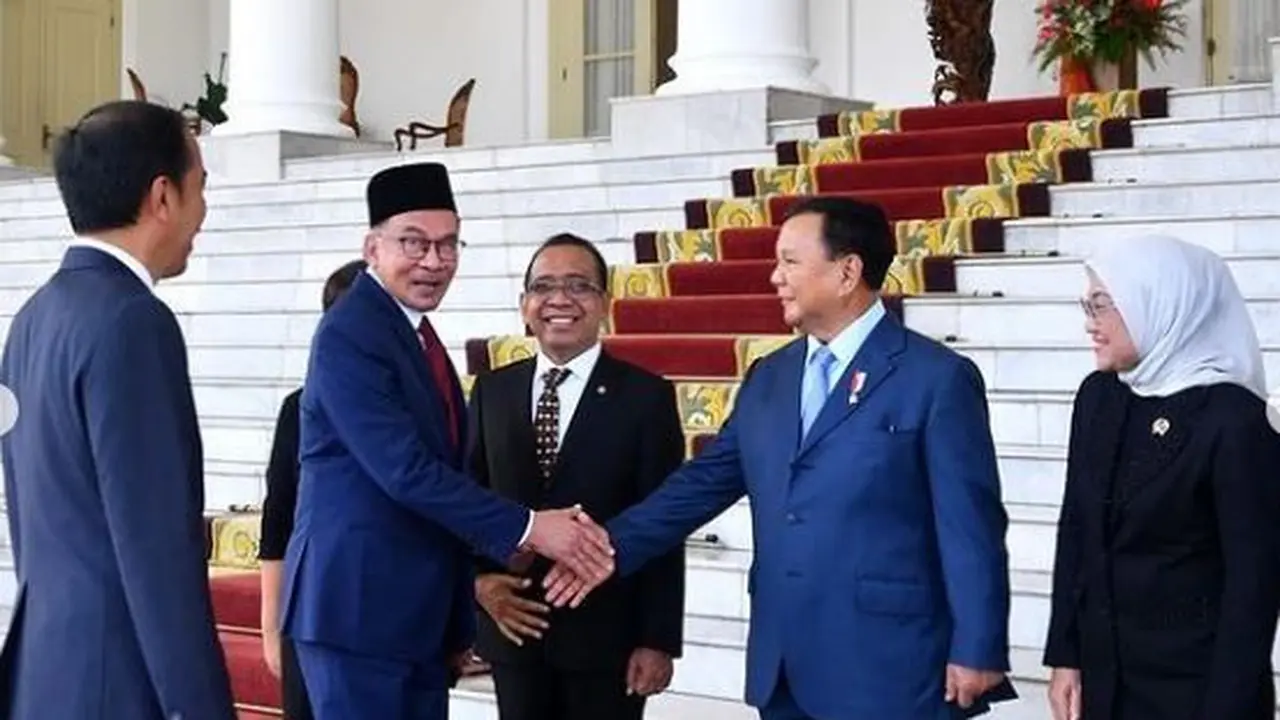 Menteri Pertahanan (Menhan) Prabowo Subianto saat mendampingi Presiden Joko Widodo (Jokowi) menerima kunjungan Kenegaraan Perdana Menteri Malaysia, Dato Seri Anwar Ibrahim di Istana Bogor.