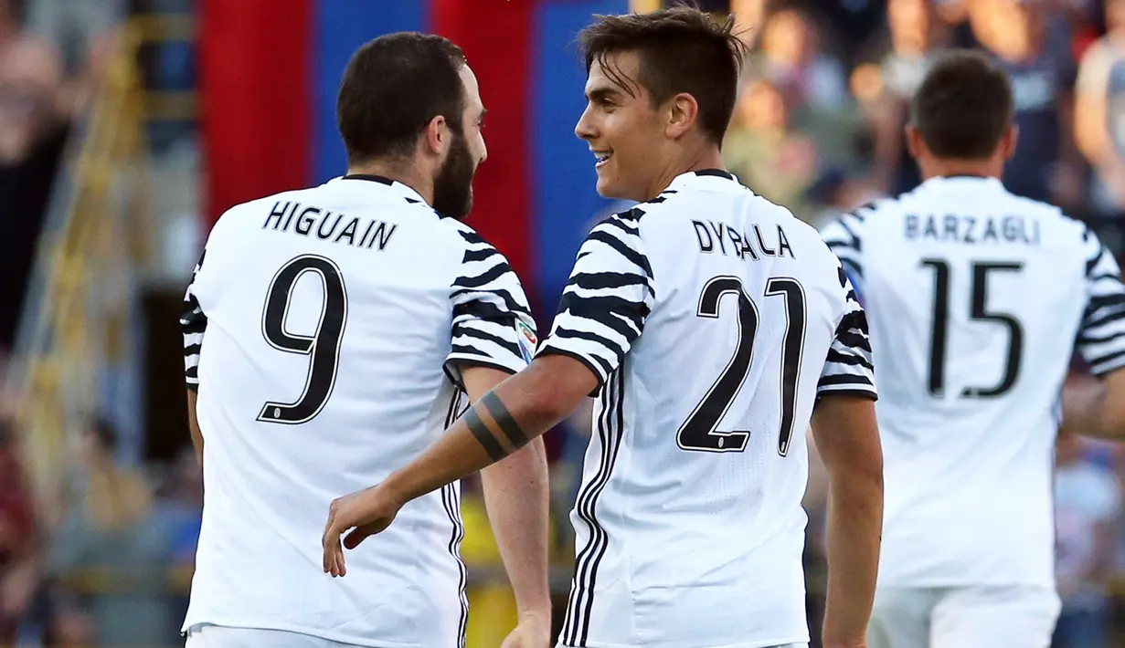 Penyerang Juventus, Paulo Dybala, melakukan selebrasi usai mencetak gol ke gawang Bologna pada giornata terakhir Liga Italia Serie A 2016-2017 di Stadion Renato Dall'Ara, Minggu (28/5/2017). Juventus menang 2-1. (EPA/Giorgio Benvenuti)