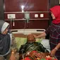 Ada seorang dokter mengaku dari Amerika Serikat datang memeriksa Mbah Gotho didampingi seorang penerjemah. (Liputan6.com/Fajar Abrori)