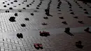 Puluhan sepatu merah terlihat ditempat di Plaza Mayor sebagai tanda untuk memperingati Hari Internasional untuk Penghapusan Kekerasan terhadap Perempuan di Valladolid, Spanyol, Rabu (25/11). (REUTERS/ Juan Medina)