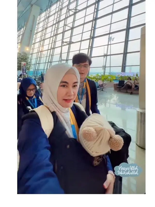 8 Momen Anisa Rahma dan Anandito Dwis Ajak Anak Kembar Jalani Umroh, Curi Perhatian