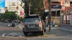 Mobil menutup sebagian badan trotoar di kawasan Jatinegara, Jakarta, Senin (24/9). Kondisi trotoar yang telah diperlebar Pemprov DKI Jakarta kini dipenuhi PKL dan parkir liar sehingga mengganggu kenyamanan pejalan kaki. (Liputan6.com/Immanuel Antonius)