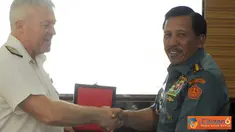 Citizen6, Cilangkap: Acara diakhiri dengan foto bersama dan saling tukar menukar kenang-kenangan dari kedua belah pihak. (Pengirim: Badarudin Bakri)