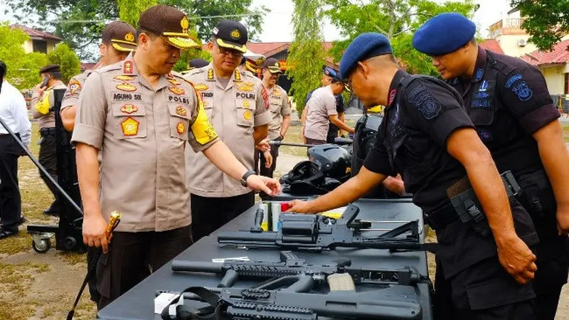 Kapolda Riau Irjen Agung Setya mengecek kelengkapan alat pengendalian massa sebagai persiapan pelantikan presiden 2019.