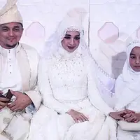 Laudya Cynthia Bella kini sudah resmi menjadi istri dari duda asal Malaysia bernama Engku Emran. Jum’at (8/9/2017), petang hari waktu setempat, Bella dan Emran melangsungkan akad nikah di Kuala lumpur, Malaysia. (Instagram/bellaengkuemran)