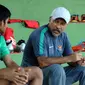 Pelatih Timnas Indonesia, Fachry Husaini berbincang dengan pemainnya saat latihan di Lapangan Atang Sutresna, Jakarta, Senin (3/7). Latihan ini persiapan jelang berlaga di Piala AFF U-16 Thailand, 9-22 Juli mendatang. (Liputan6.com/Helmi Fithriansyah)