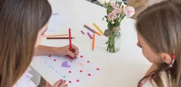 Mengenalkan emosi sejak dini dapat membantu anak tumbuh lebih empatik, percaya diri, dan mampu mengungkapkan apa yang mereka rasakan dengan sehat. (foto/dok: freepik)