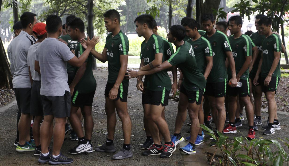 Para pemain Timnas Indonesia U-23 bersalaman dengan tim pelatih usai latihan fisik di Bukit Senayan, Jakarta, Rabu (6/3). Latihan ini merupakan persiapan jelang kualifikasi Piala AFC U-23. (Bola.com/Yoppy Renato)