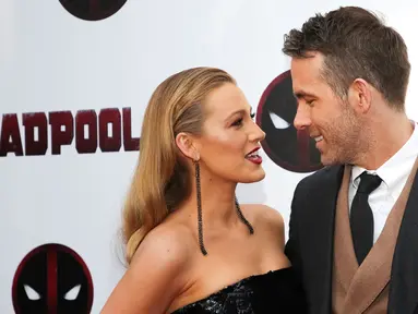 Pemeran utama film Deadpool, Ryan Reynolds bersama istrinya Blake Lively saat menghadiri pemutaran khusus "Deadpool 2" di AMC Loews Lincoln Square, New York (14/5). (Brent N. Clarke / Invision / AP)