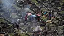 Etnis China Malaysia mengunjungi makam leluhur mereka pada festival tahunan Qingming (Cheng Beng) di Kuala Lumpur, Minggu (3/4). Festival itu merupakan hari ziarah kubur ditandai dengan mengunjungi dan membersihkan kuburan leluhur. (MANAN Vatsyayana/AFP)